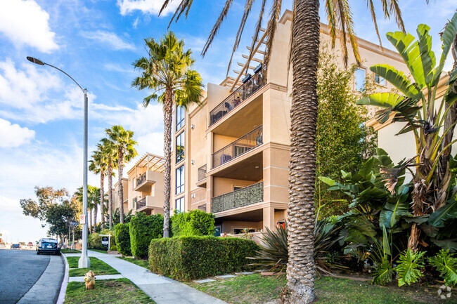 Exterior - La Playa Court