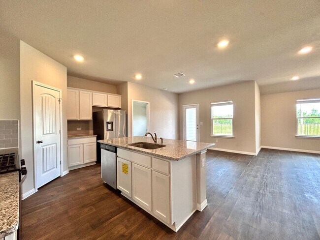 Foto del edificio - Beautiful 3/BR 2/BA Home with Upgraded Kit...