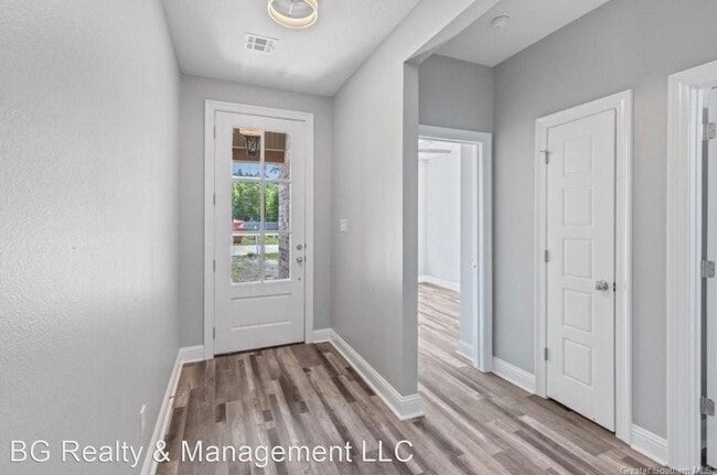 Building Photo - 4 br, 2 bath House - 560 Shelia Drive