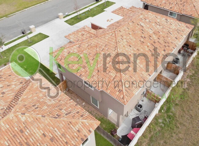 Building Photo - 1204 E Pineridge Ave