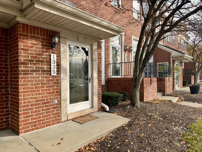 Foto del edificio - Modern 2-Bedroom Condo Near Everything in Downtown Royal Oak