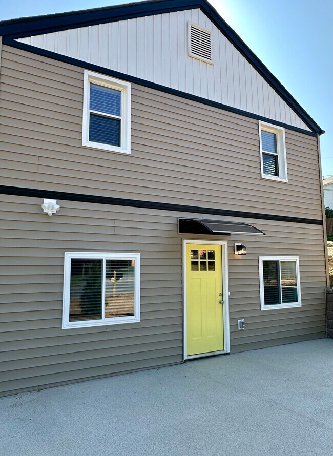 Covered front entry - 2304 Belle Ave NE