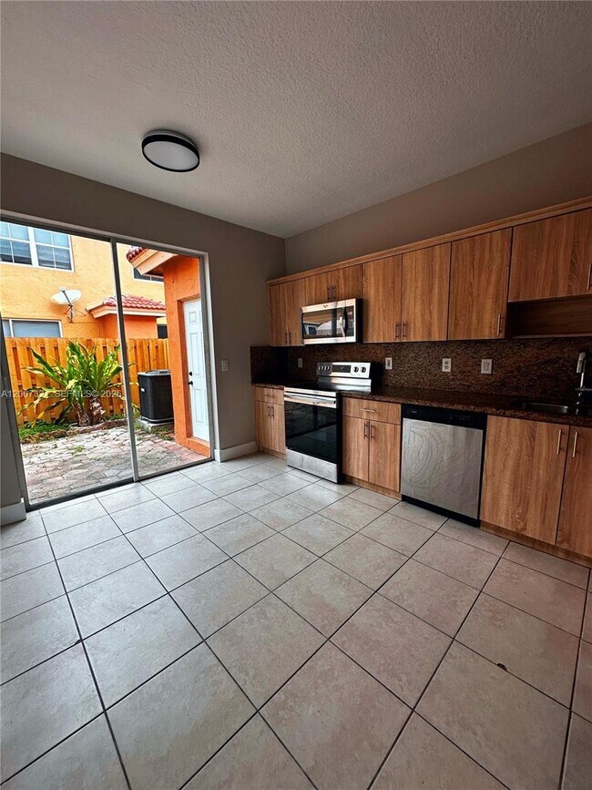 Foto del edificio - 8445 NW 140th Terrace