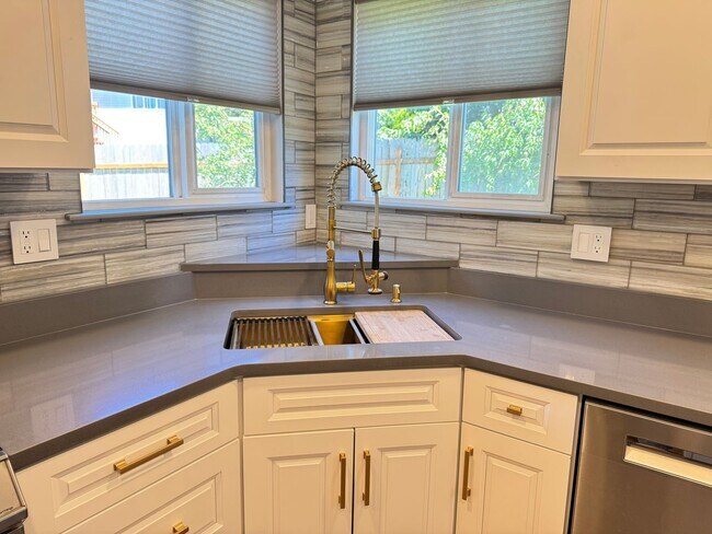Foto del edificio - Fully updated 3 bed/2.5 bath home