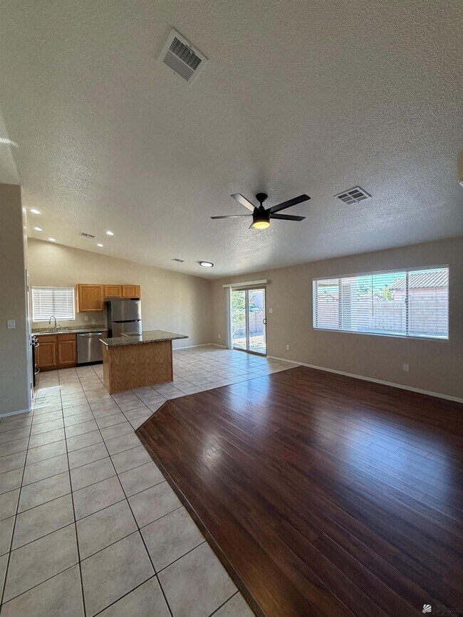 Foto del edificio - 11136 E 25th St