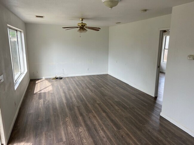 Foto del edificio - 6904-6906 Cedarcrest Ave