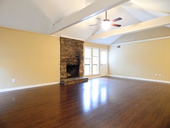 Building Photo - 6089 Shade Tree Dr
