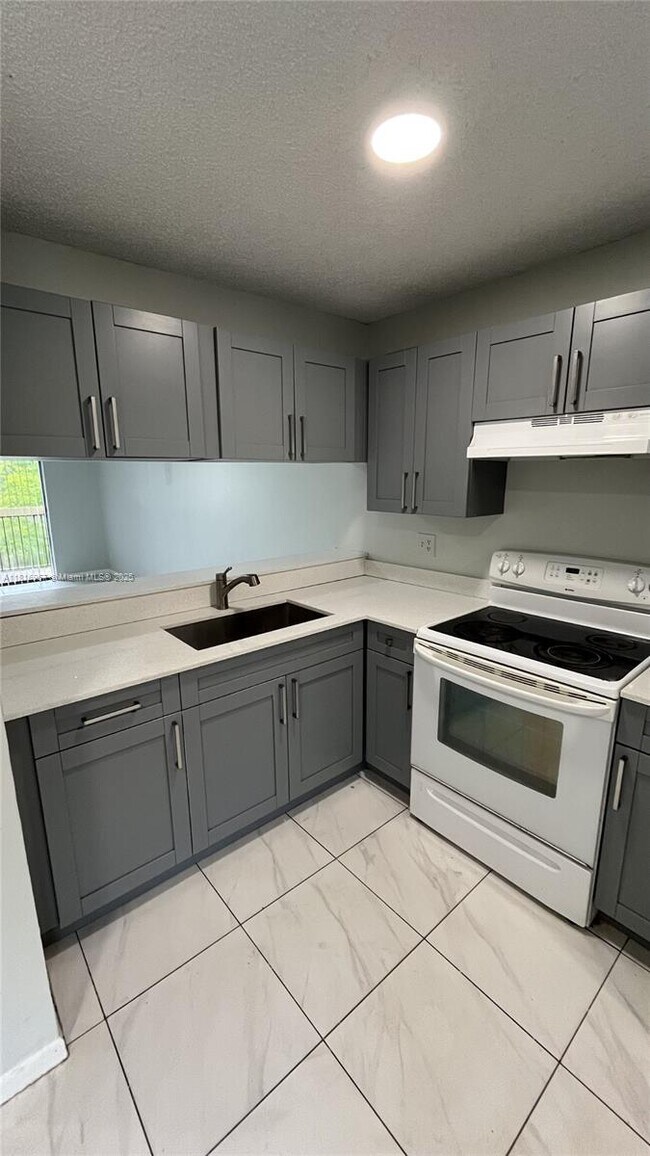 Foto del edificio - 4016 Lakeside Dr
