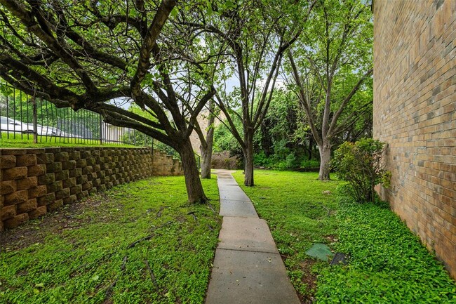 Foto del edificio - 2450 Wickersham Ln