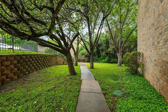 Building Photo - 2450 Wickersham Ln