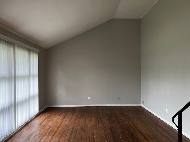Foto del edificio - 3 BR 1.5 BA split-level with attached 1 ca...