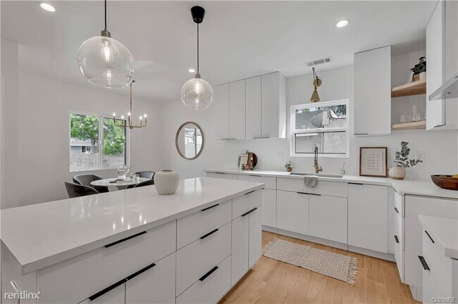 Foto del edificio - 3 br, 3 bath House - 2543 Lincoln Ave