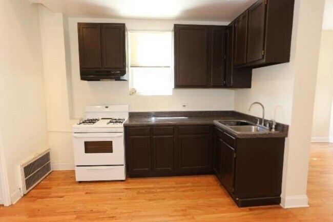 Foto del edificio - 3 bedroom in Chicago IL 60642