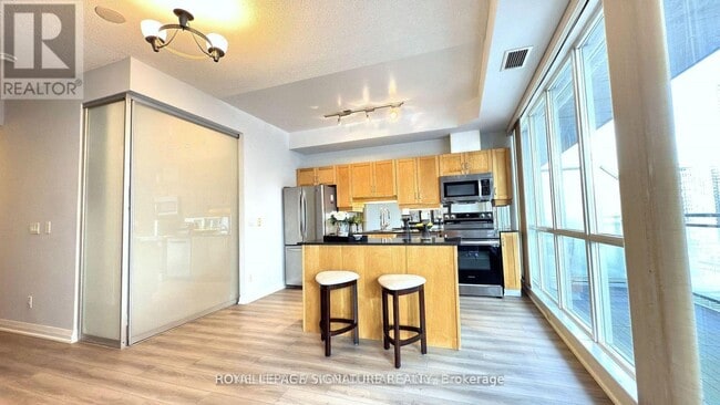 Photo du bâtiment - 220 Victoria St