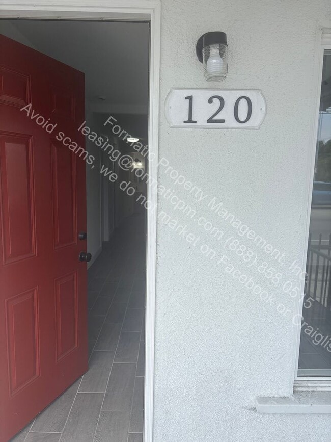 Foto del edificio - 118-120 E Century Blvd