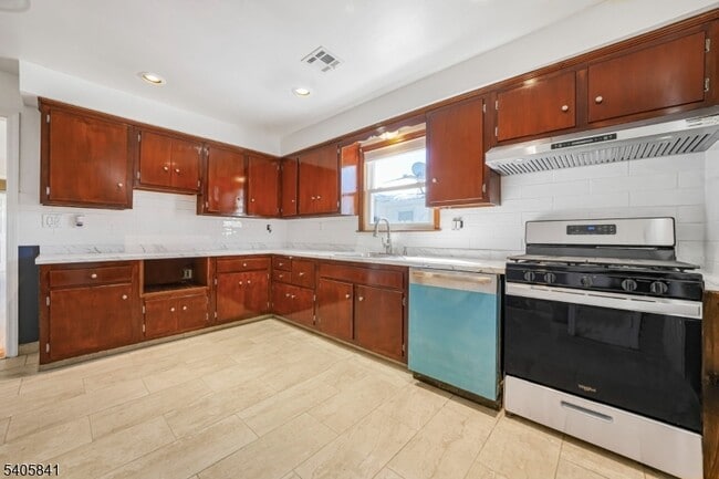 Building Photo - 686 Gates Terrace