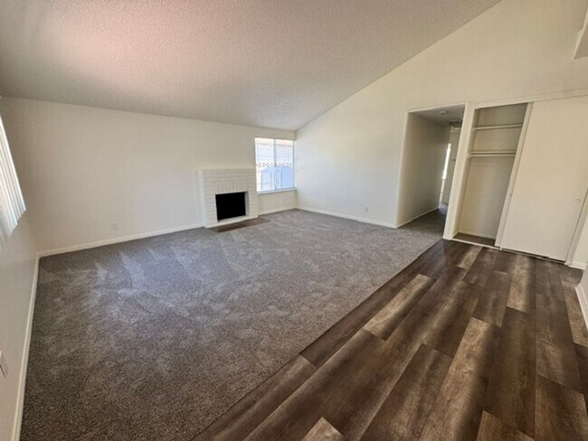 Building Photo - Gorgeous Remodeled 3+2 - $2600
