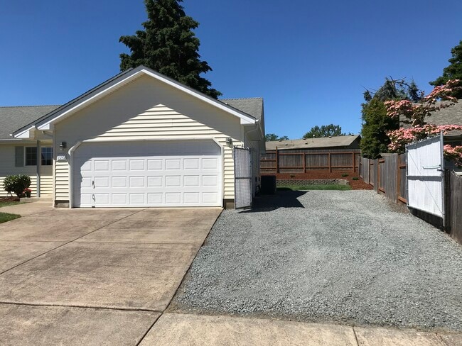 Building Photo - 1090 Cedar Ct