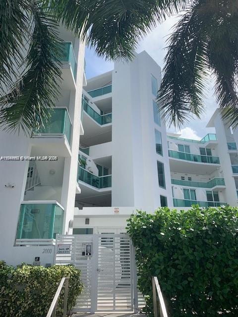 Building Photo - 2000 Bay Dr