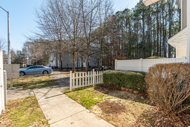 Foto del edificio - Spacious 3-level Townhome in Raleigh, NC.