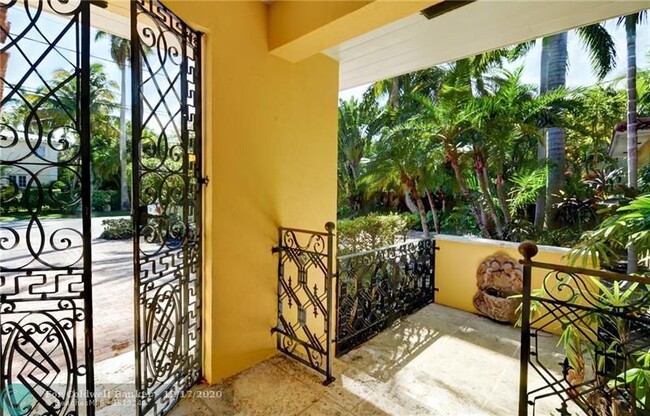 Building Photo - 447 Coral Way