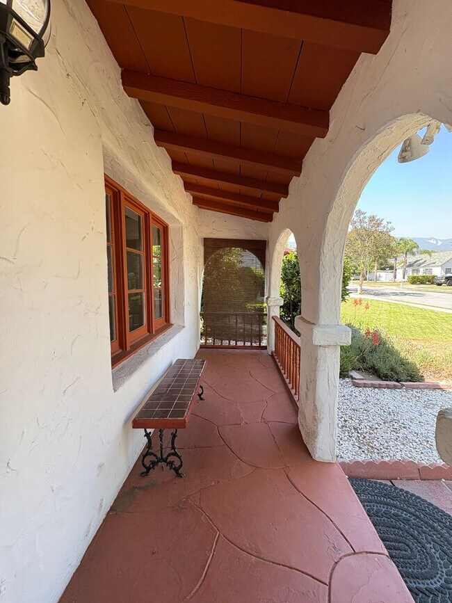 Building Photo - Charming Spanish Colonial house with huge ...
