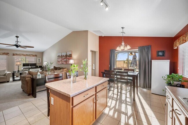 Foto del edificio - Move in ready 3 bedroom plus a den!