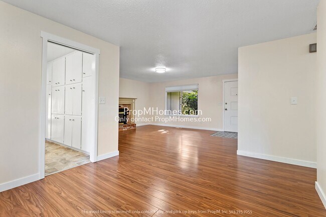 Building Photo - Cozy Three Bedroom Home in SW Portland!