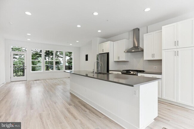 Building Photo - 3556 Sutton Hts Cir