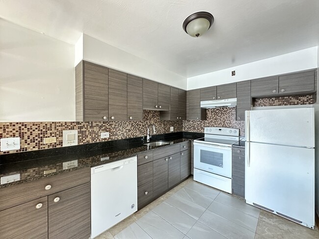 Building Photo - 1639 Oakwood Ave