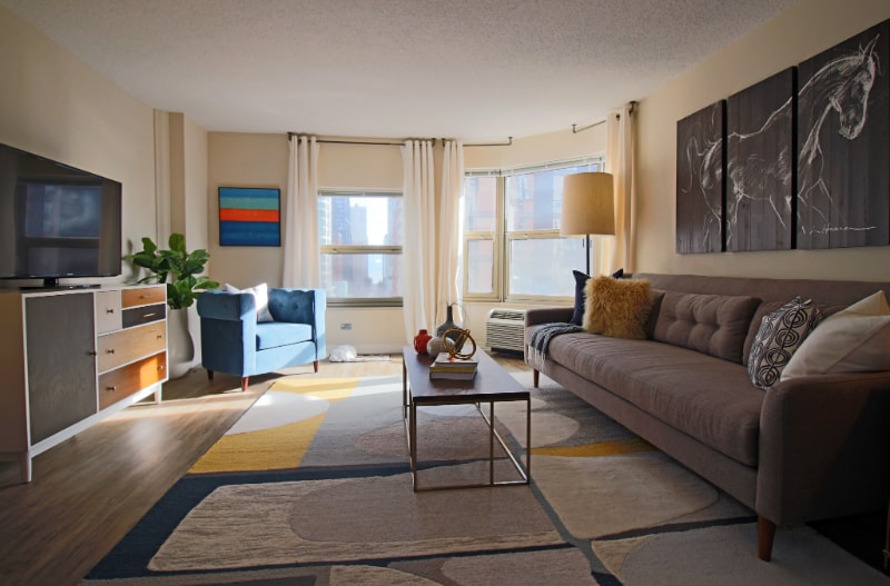 Photo - 16 W Chestnut St (Chicago, IL)