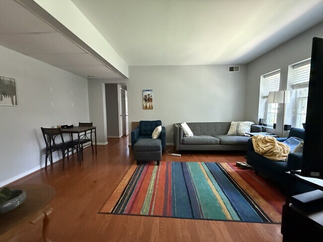 Foto del edificio - Bright & Beautiful Colonial Village Condo ...