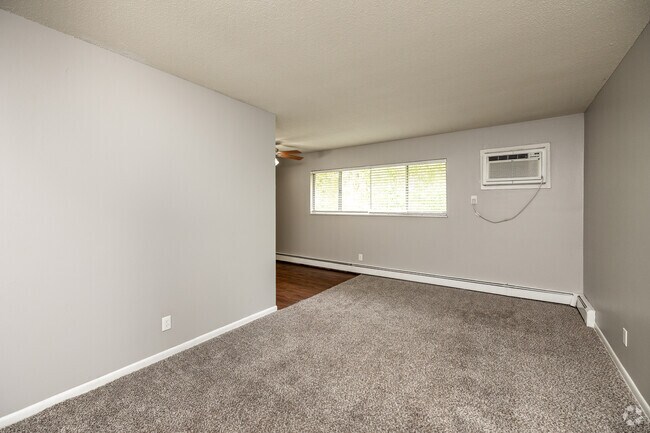 1 habitación, 1 baño - 750 pies cuadrados - Sala de estar - Urban Green Apartments