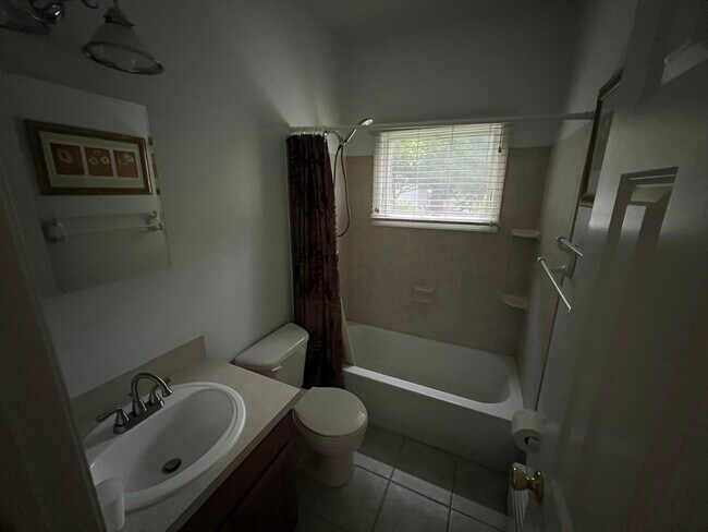 Baño completo - 590 Landing Ave