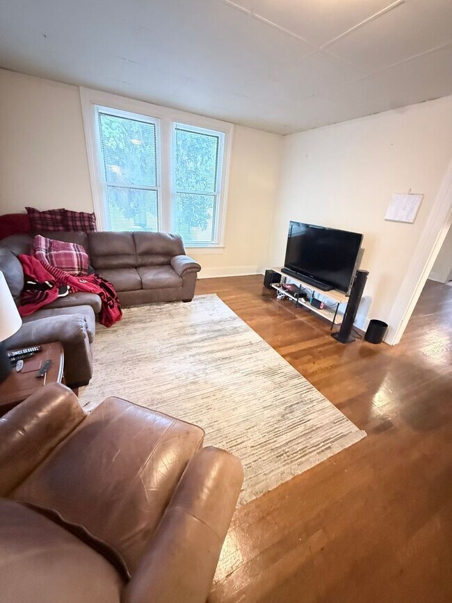 Foto del edificio - Three Bedroom Pre-Leasing- Carr St.