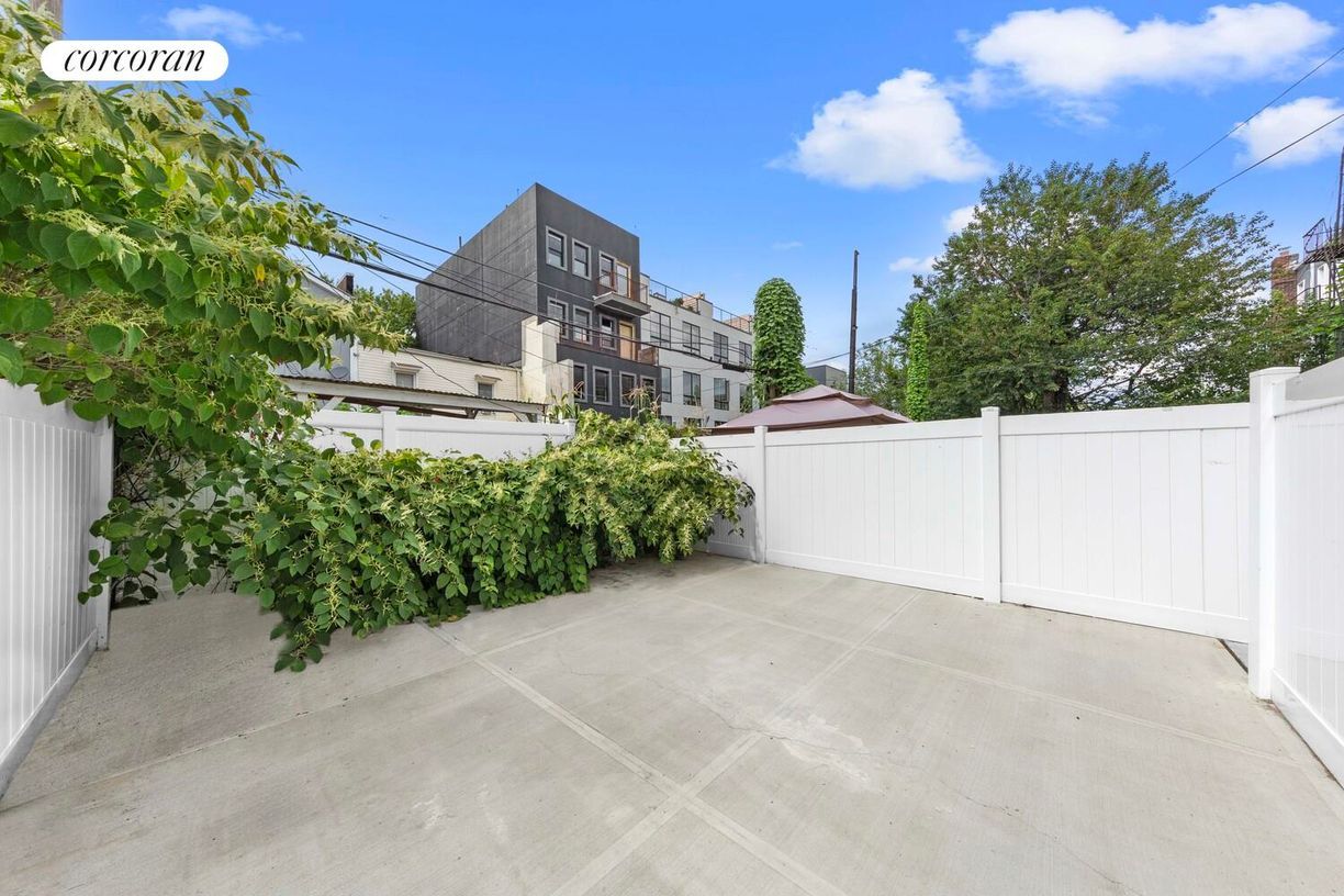 Primary Photo - 127 Cornelia St
