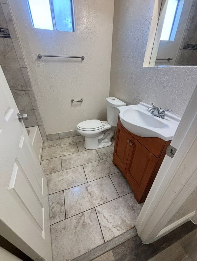 Building Photo - APPLY NOW FOR THIS 3 BEDROOM HOME!!