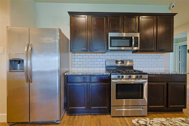 Foto del edificio - 707 Acacia Park Ln