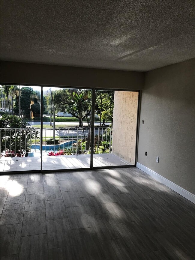Building Photo - 9353 Fontainebleau Blvd