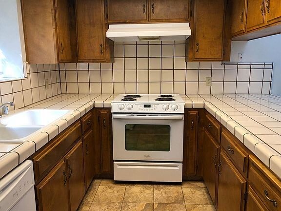 Building Photo - 3 bedroom 2 bathroom home part of a duplex