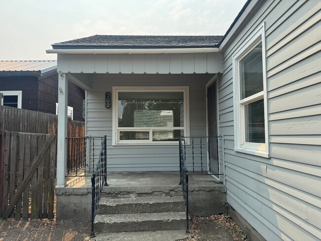 Building Photo - 702 E 7th Ave