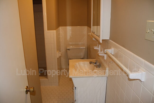 Building Photo - 4640 Plato Ave