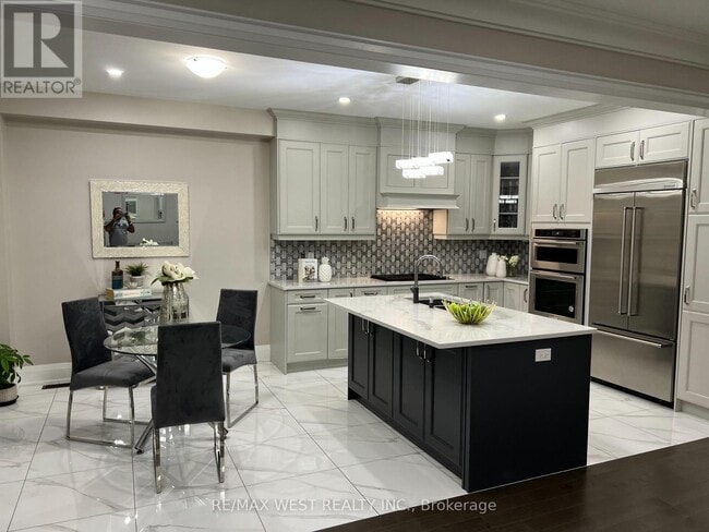 Photo du bâtiment - 132 Russell Creek Dr