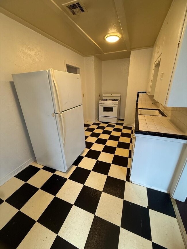 Photo - 2 Bed 1 Bath Duplex For Lease NOW! House