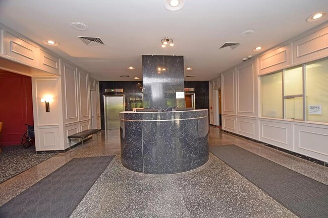 Foto del edificio - 5300 Hamilton Ave