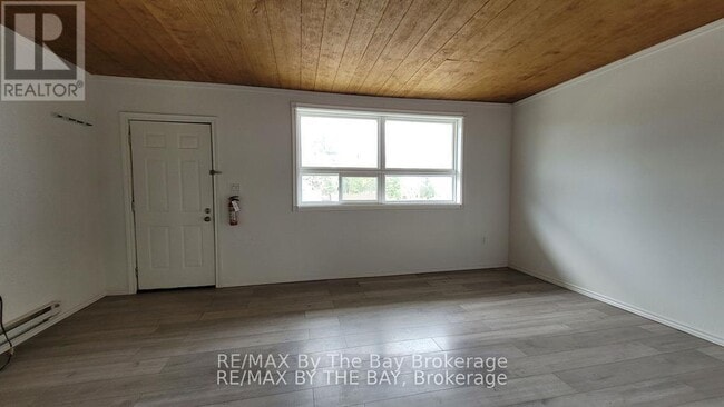 Photo du bâtiment - 280-280 River Rd E