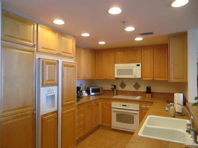 Building Photo - 2 Portofino Dr