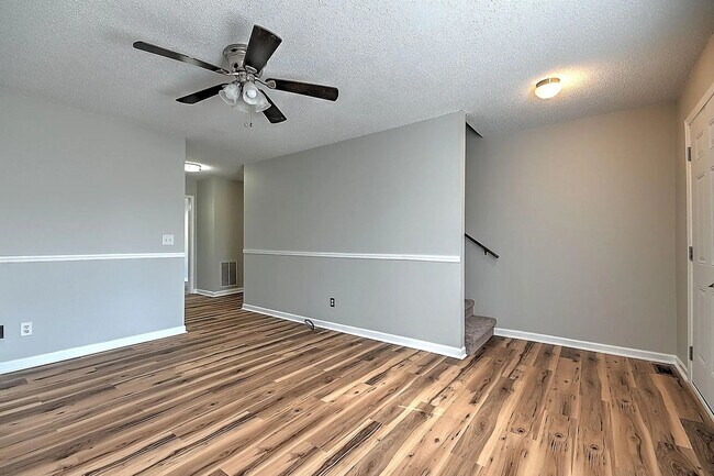 Foto del edificio - Charming Renovated 2 bedroom/ 3 bath Townhome Near Bristol Country Club – Prime Location!