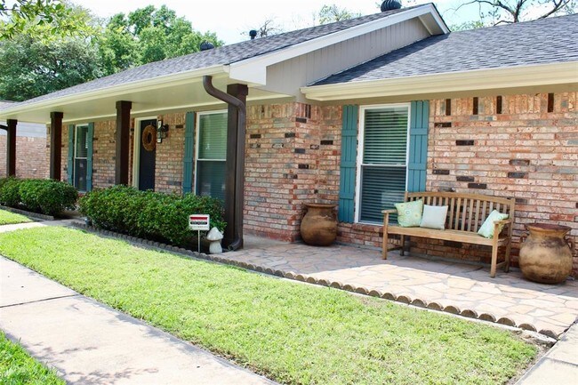 Building Photo - 2115 Wycliffe Dr