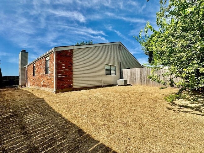 Building Photo - 925 Swan Lake Ct
